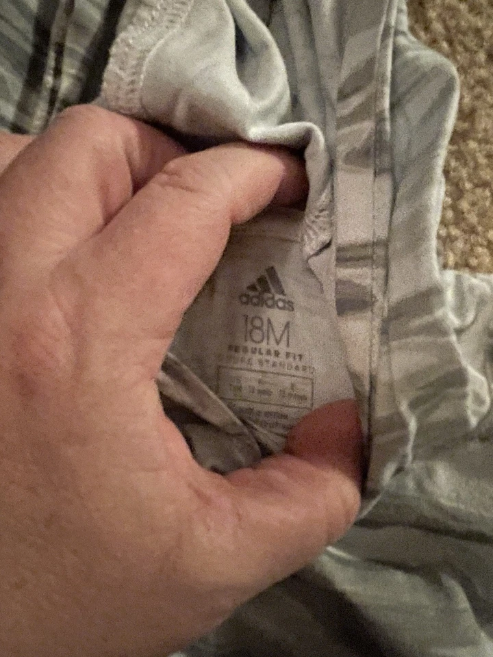 Ropa Adidas para bebé y niño pequeño talla 18 meses 3 pantalones y 1 top con capucha Foto 2 de 4