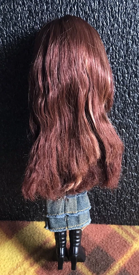 MUÑECA BRATZ, 10” DANA con TRAJE BRATZ, OJOS AGUAMARINA, PELO LARGO CASTAÑO ROJIZO, 2005! Foto 3 de 4