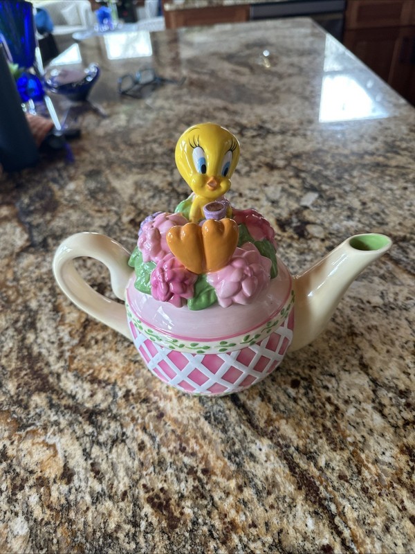 Tweety Bird Garden Teapot Warner Brothers 2000 Great Condition 