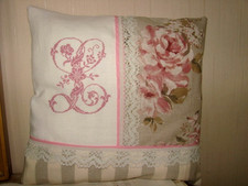 Coussin roses anciennes sur  lin, et monogramme **L** brodé sur linge ancien