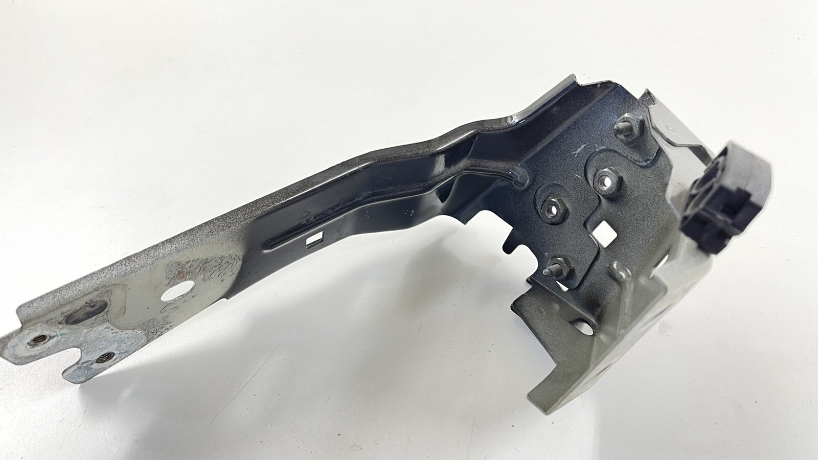 14-23 MASERATI QUATTROPORTE DRIVER LEFT FRONT FENDER BRACKET SUPPORT MOUNT OEM