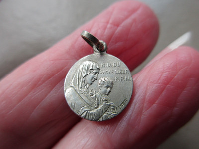 ANTIQUE VINTAGE OLD FRENCH SILVER SACRE COEUR RELIGIOUS MEDAL FOB CHARM PENDANT