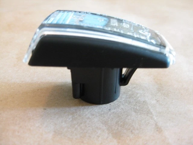 Luz de señalización lateral delantera Volvo C70, S40 y V40 (Hella) se adapta a los modelos 1998 a 2006 Foto 2 de 4