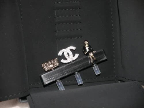 Амулеты CHANEL для сотовых телефонов