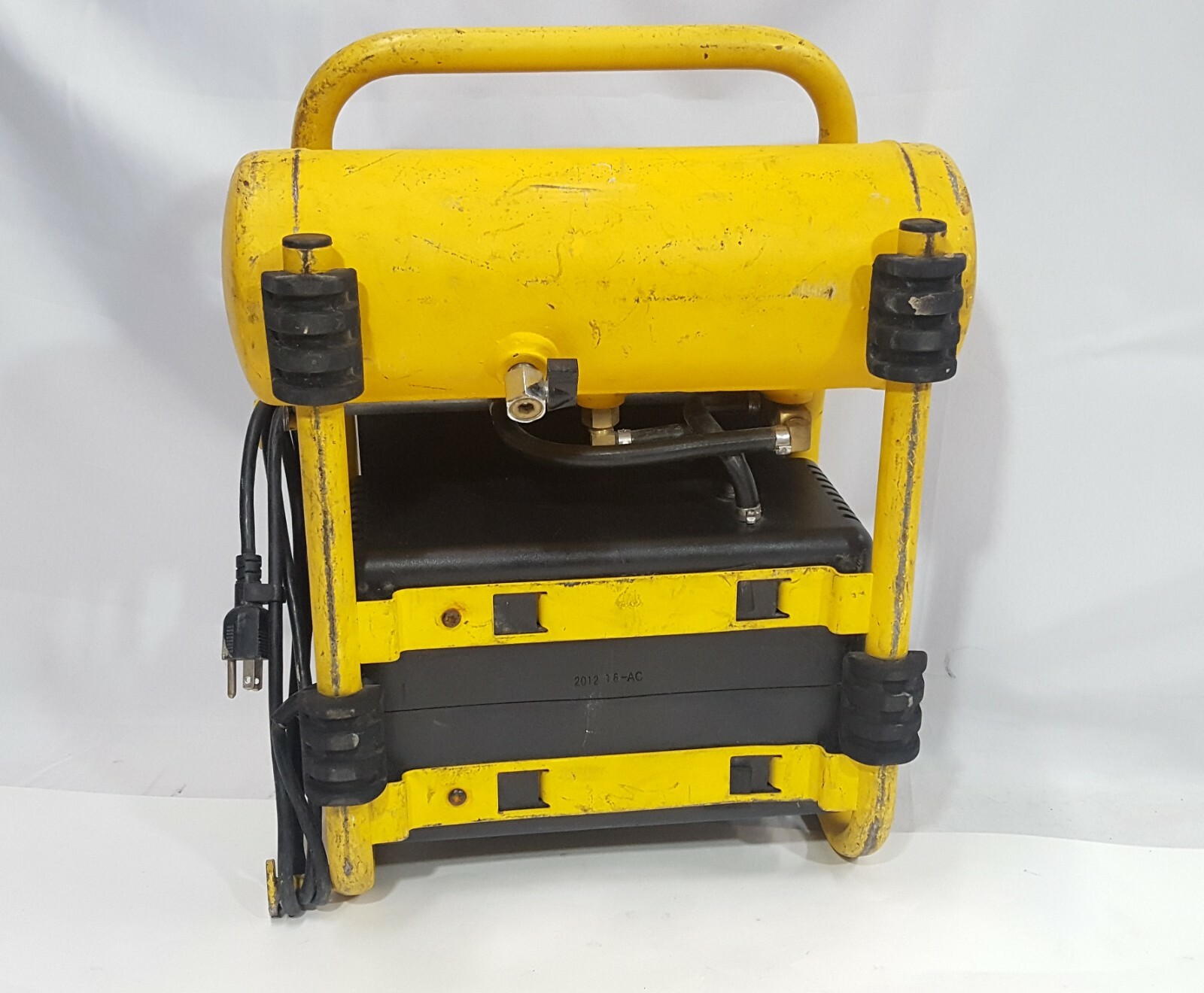 DeWalt D55140 1 Gallon (3.8L) 135 PSI Max 120Volt Trim Compressor