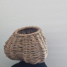 Antigua canasta primitiva tejida a mano de madera dividida con mango de glúteos recolección de huevos