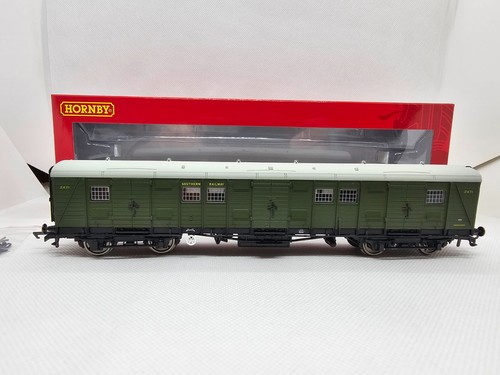 Hornby R60020A SR GBL Kofferwagen Nr. 2471 | Zustand: New