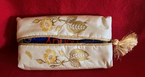 Scatola di fazzoletti tascabile vintage collezione Cash Silk ricamo di J J Cash England - Foto 2 di 2