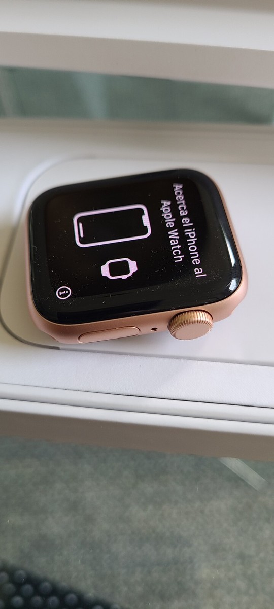 Apple Watch SE 40mm Gold Case with Starlight Band (MKQ03LL Apple Watch SE 40mm Gold Case with Starlight Band (MKQ03LL
