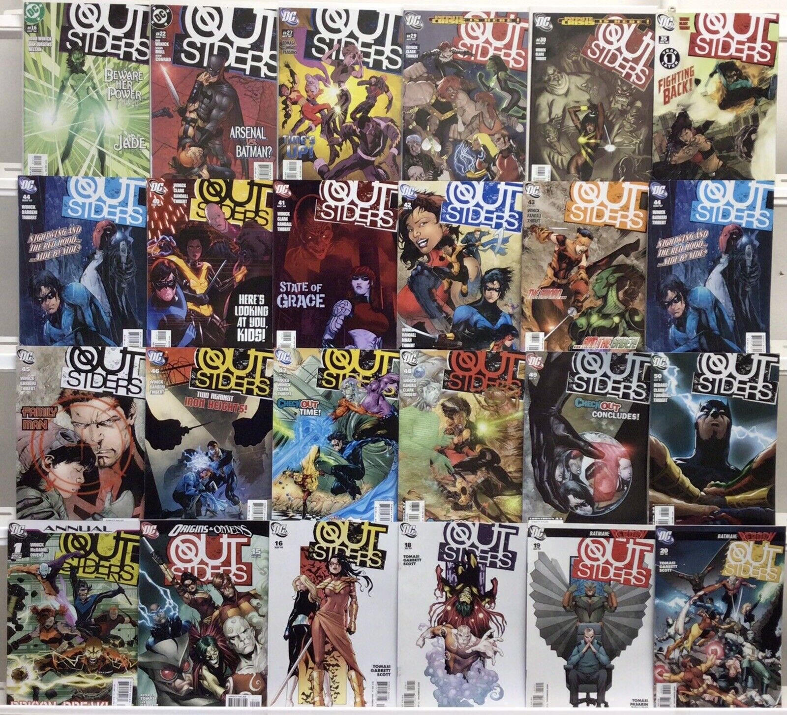 DC Comics - Outsiders - Comic Book lot Of 24