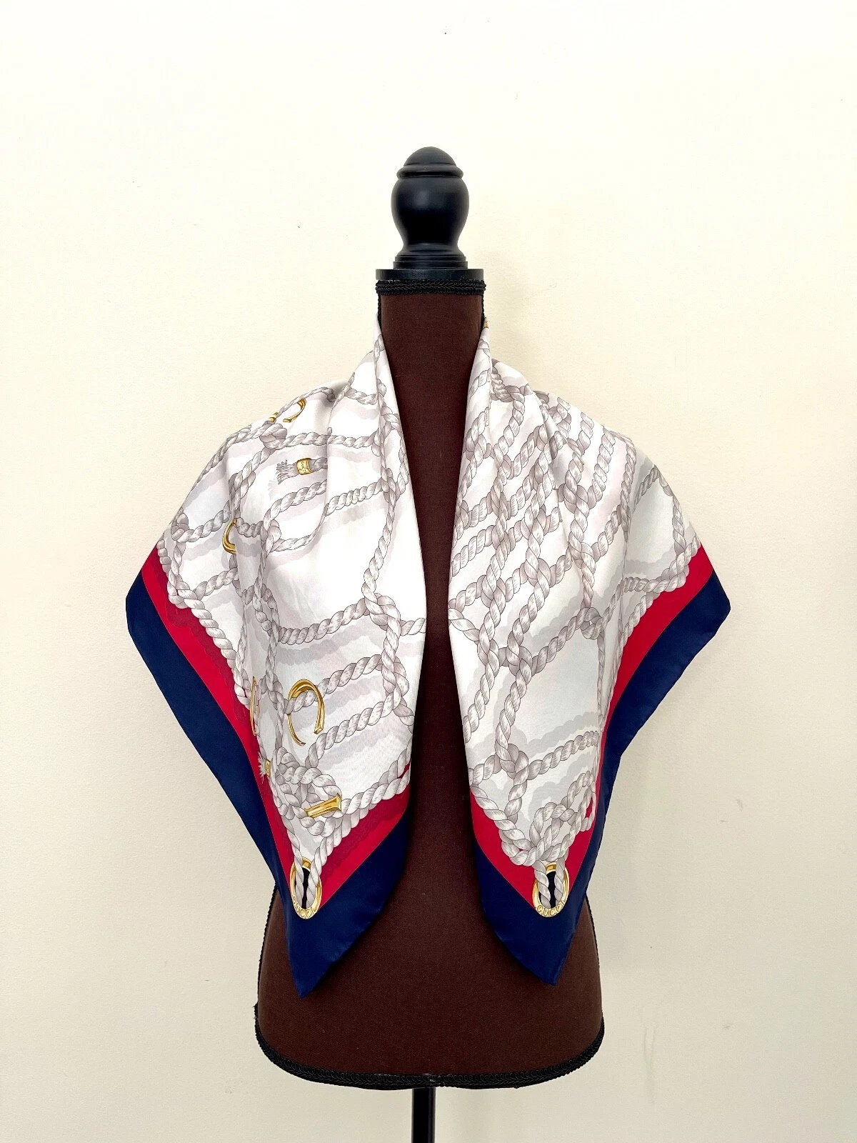 Foulard unisexe Gucci Silk Wrap logo cordes blanches imprimé rouge bleu bordure