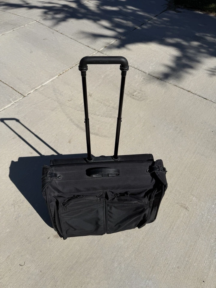 Bolsa de ropa con ruedas Tumi de nailon 24x14x20 negra 2231D3 Foto 2 de 4