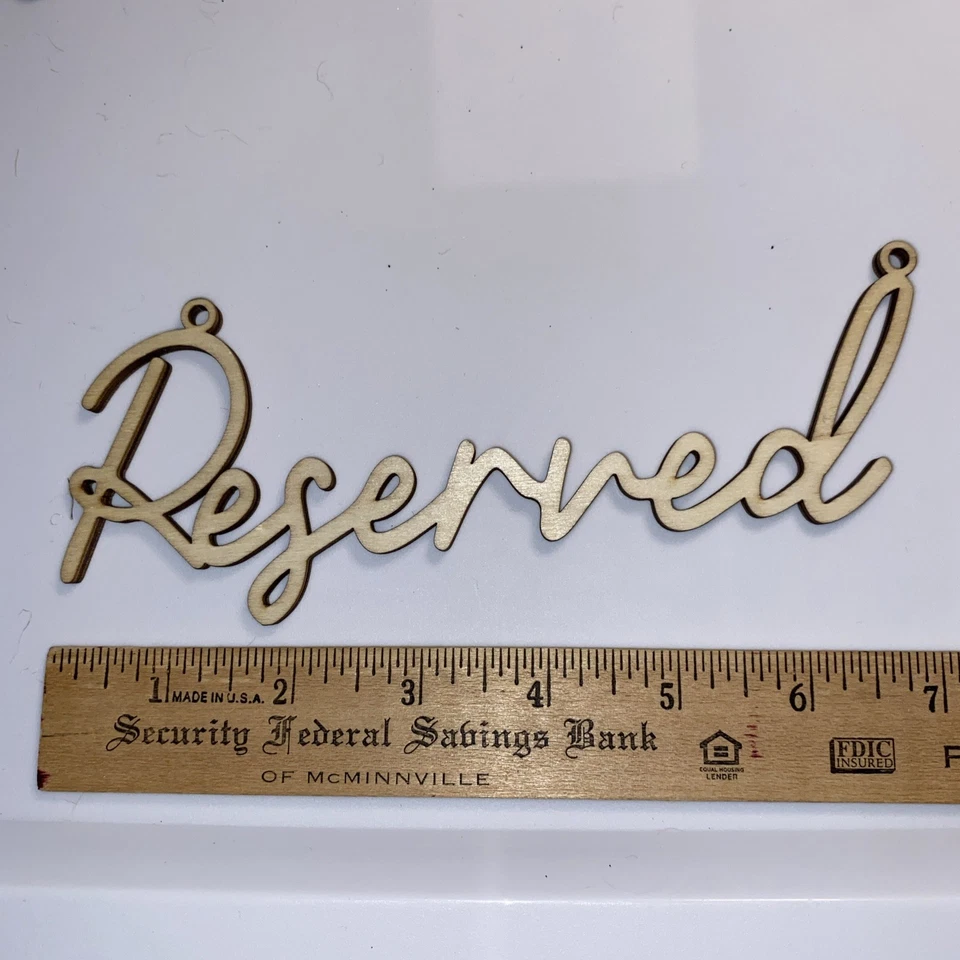 Letreros de recorte reservados de madera natural con percha de cuerda. Perfecto para bodas. Foto 2 de 4