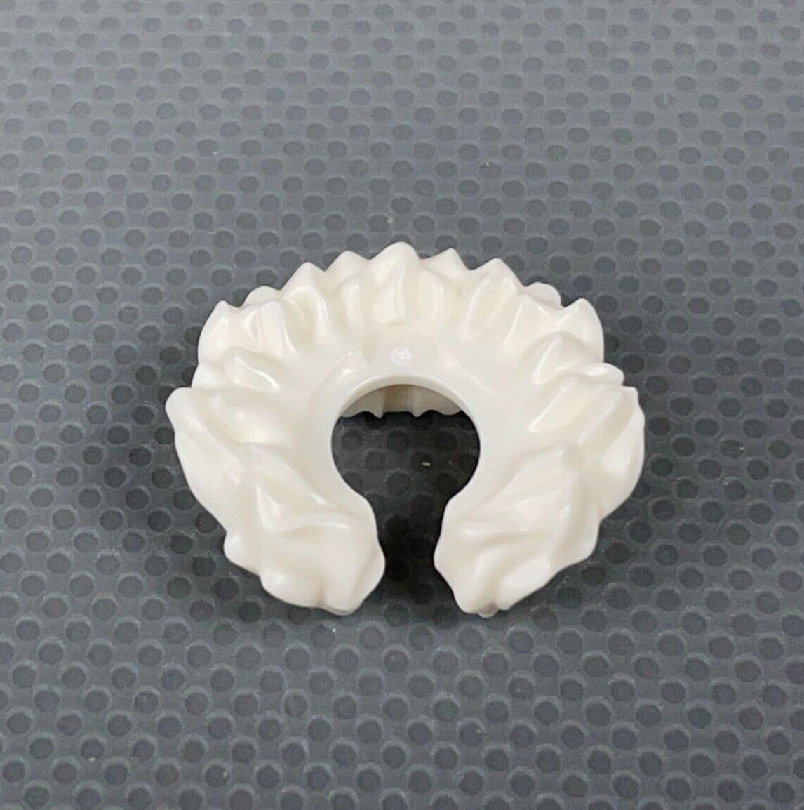 LEGO Minifigure White Neck Collar Fur Series 22 Snow Guardian Body