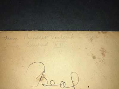 Handsignierte Karte & Umschlag von Prinzessin Victoria Schwester an König Edward