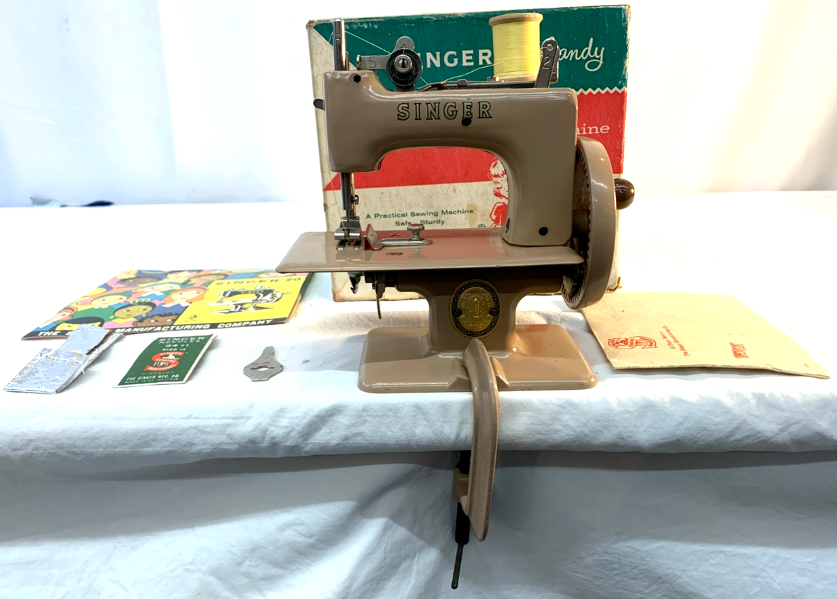 SINGER Sewhandy Model 20 Childs Sewing Machine Beige Hand Crank