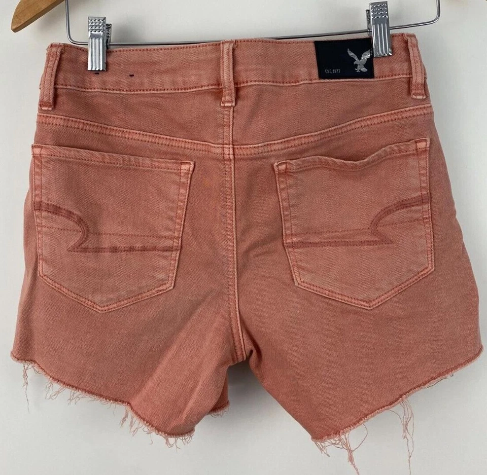 Pantalones cortos de mezclilla American Eagle talla 2 tiro alto puño redondo salmón melocotón B Foto 2 de 4