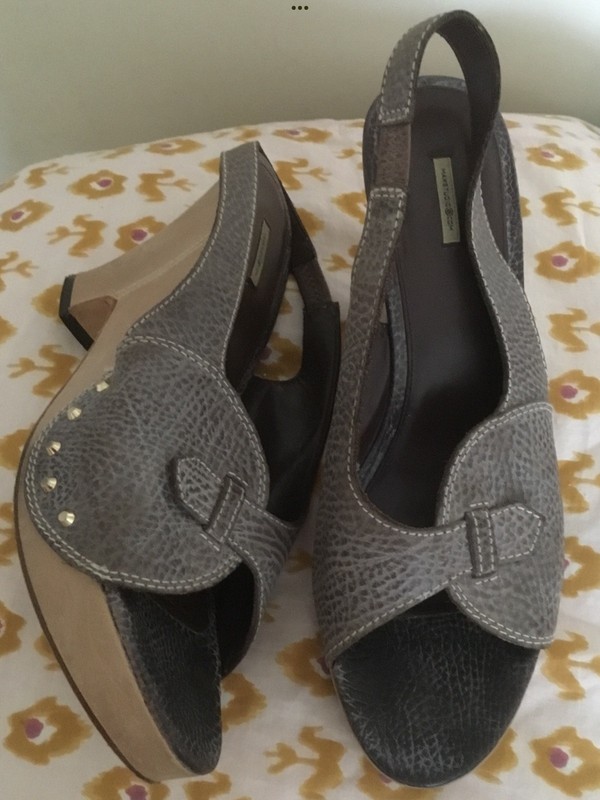 MAX STUDIO Pebbled Upper Open Toe Wedge W/Instep Strap &Gold Stud Accent SZ.10