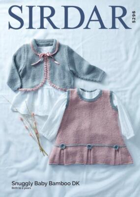 Sirdar Strick Muster - Kuschelig Baby Crofter Dk, Pinafore Und Strickjacke 5296