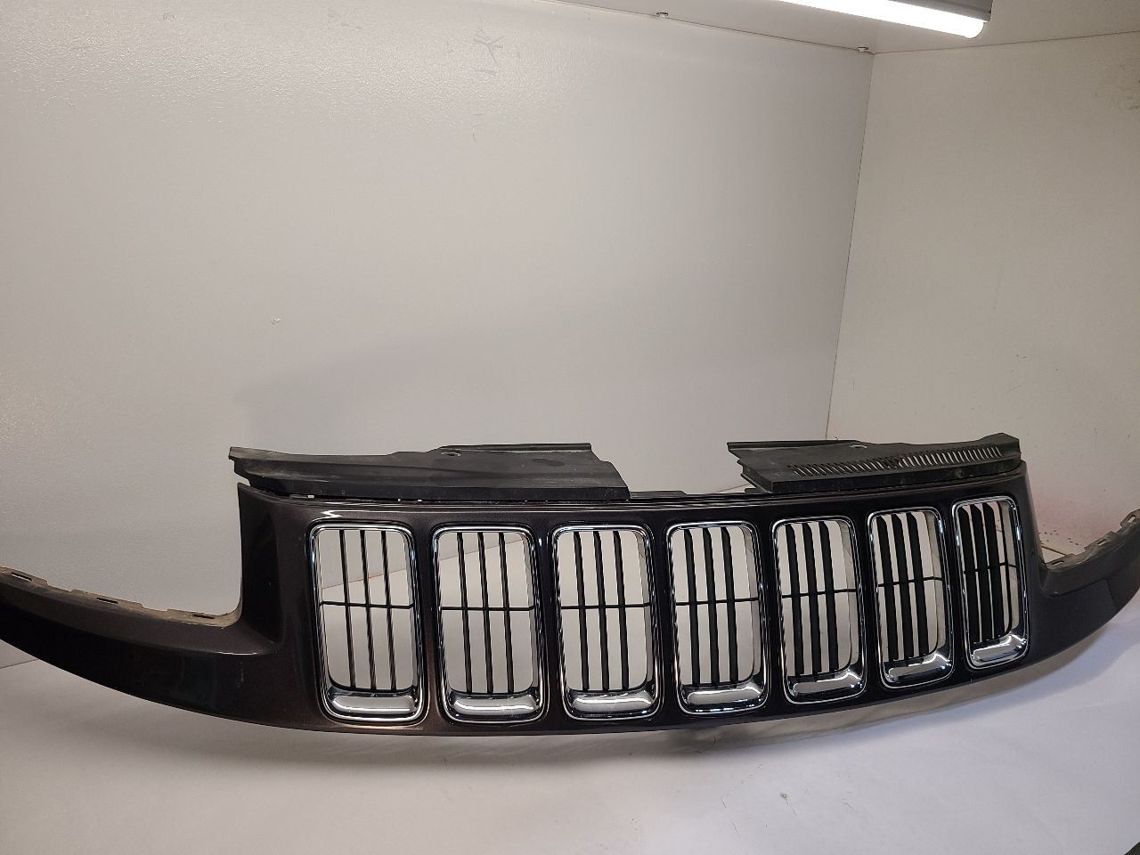 2014 - 2016 Jeep Grand Cherokee Front Grille Assembly Lower Gray US W Chrome