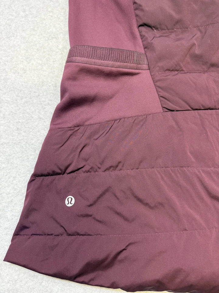 Chaqueta con capucha Lululemon Down For It All para mujer borgoña aislada para correr Foto 4 de 4