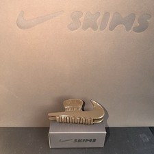 NIKE x SKIMS SWOOSH HAIR CLIP (INSTORE EXCLUSIVE) BROWN ✅✅