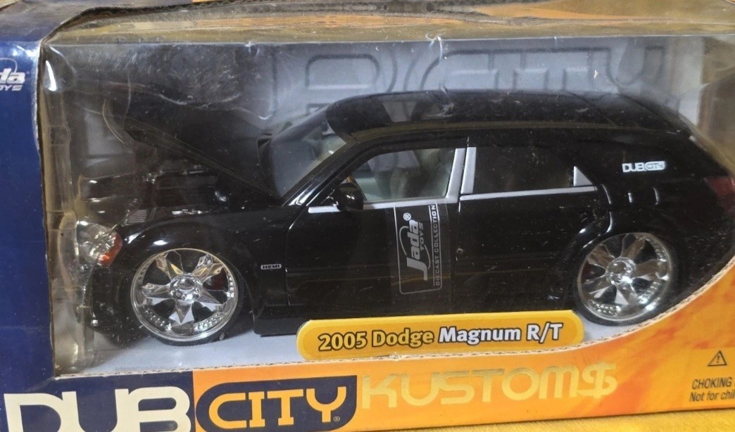 ミニカー DUB CITY 2006 Dodge Magnum R/T 1:24 おもちゃ DUB CITY 2006 Dodge Magnum R/T 1:24