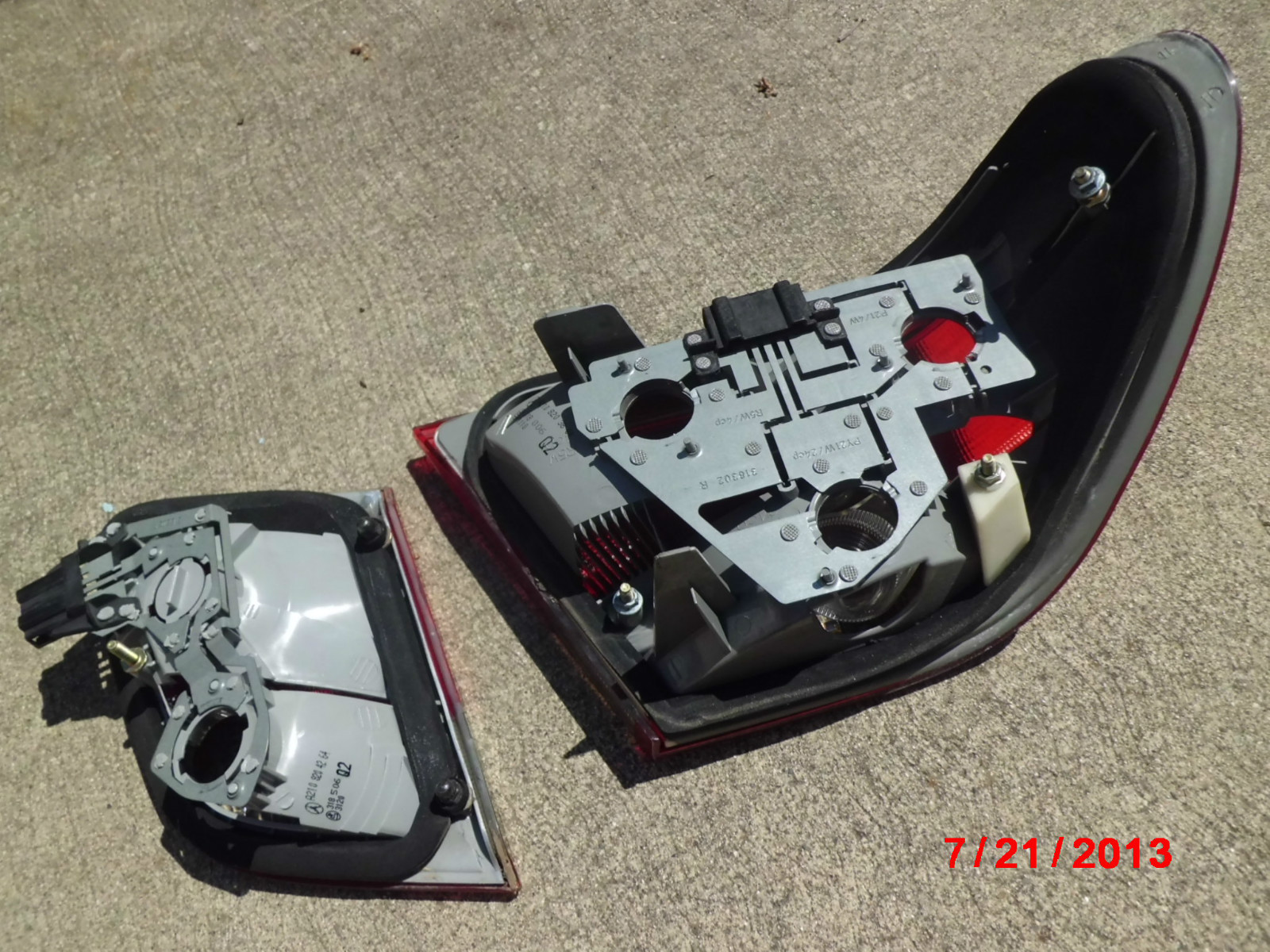 Factory Mercedes-Benz W210 E55 AMG Tail Light Socket – Rear Right Side (1996-2002) – Bulb Not Included
