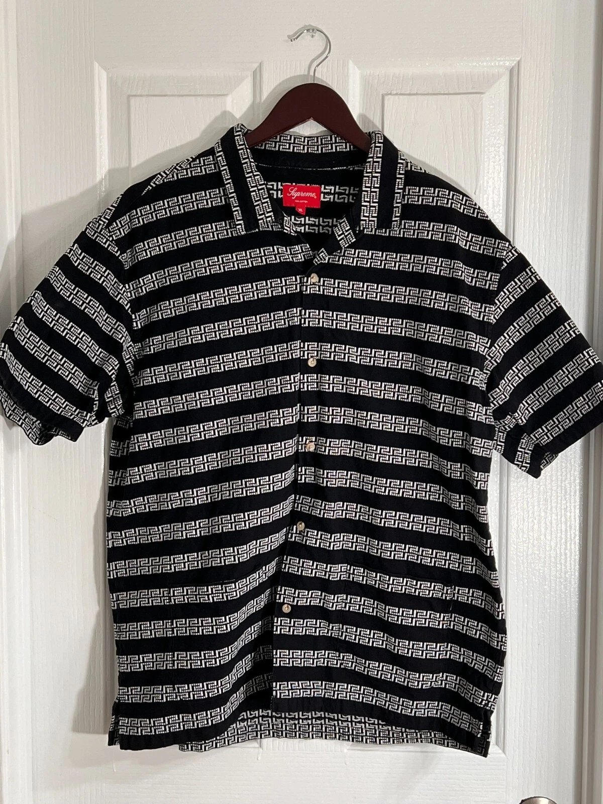 Haut manches courtes boutonné Supreme 2 poches avant inférieures noir extra large XL