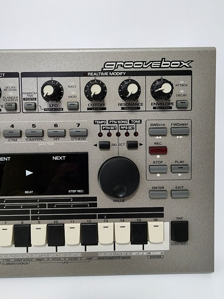 美品　Roland MC-303 シンセサイザー Roland MC-303 Groovebox Rhythm Machine Sequencer Mixer Music