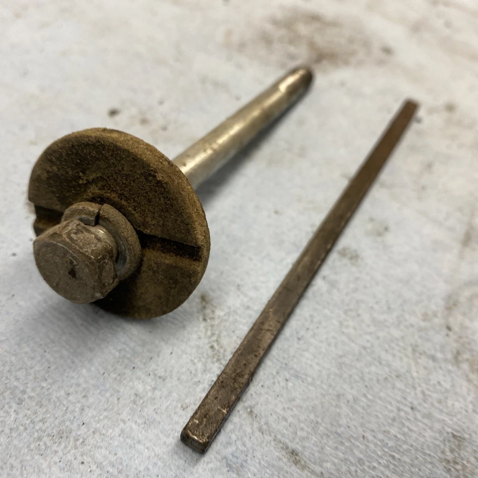 1976 John Deere Vintage Snowmobile Cyclone 440 Driven Clutch Bolt and Key Way - Image 3 of 3