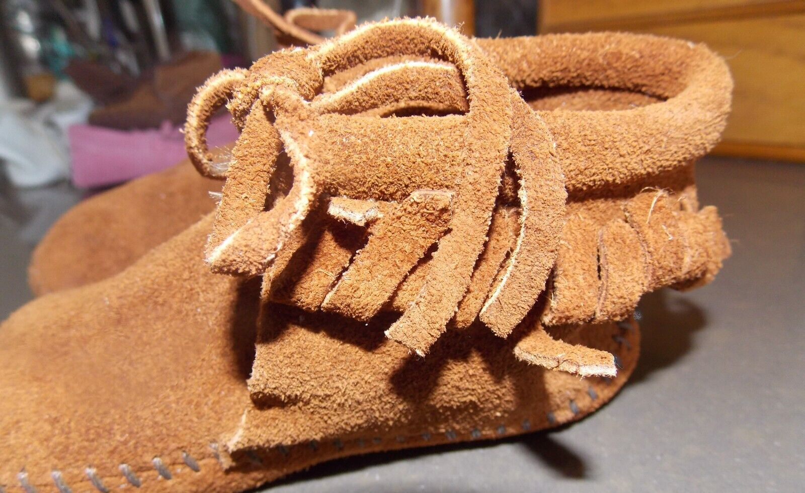 MINNE TONKAS CHILD Brown Leather moccasins --6" long- size 8