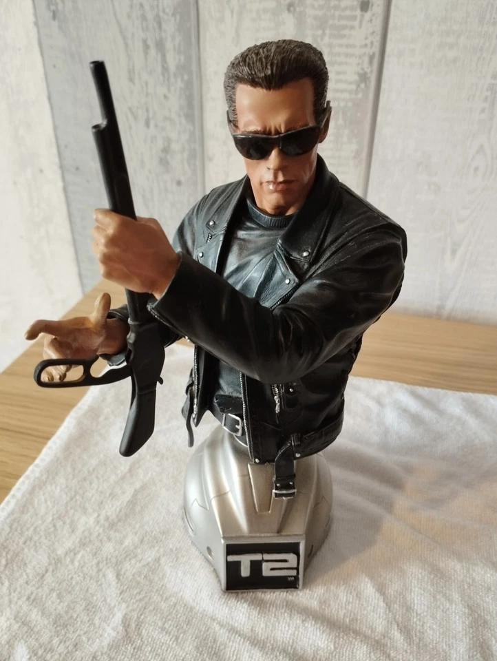 ENDS DEC 8TH Sideshow TERMINATOR 2 T2 Arnold Schwarzenegger T-800 Mini Bust - Image 4 of 4