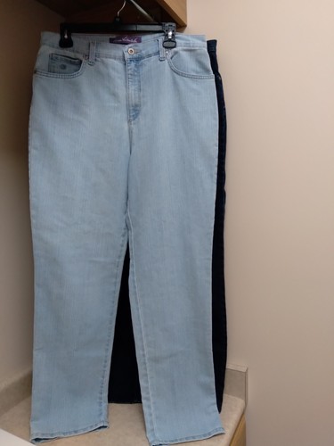 2 pair Womens Gloria Vanderbilt Amanda Jeans, 12 med, blue, used.