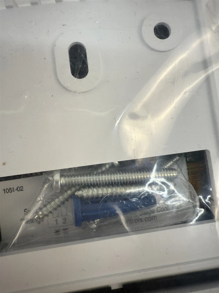 Tekmar 553 Thermostat white. Two Stage Heat, One Stage Cool, Fan - Image 3 of 4