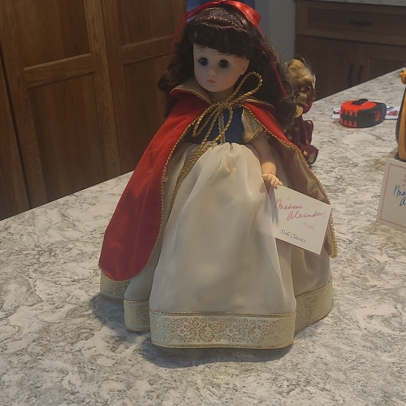 Madame Alexander Doll Classics Snow White 14 in Doll w/ Box, Reg Card