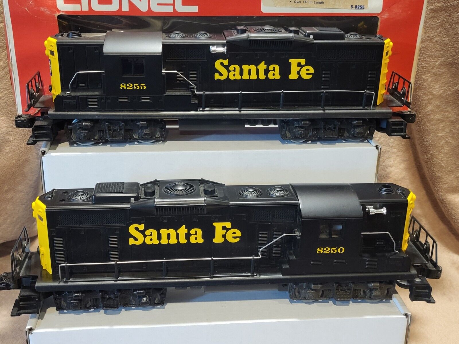 Lionel Train 6-8250 & 6-8255 Santa Fe GP-9 Locomotive & Dummy in Black & Yellow