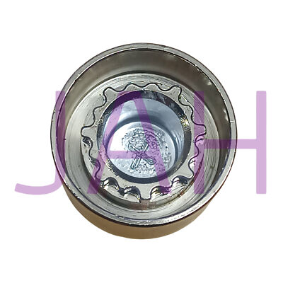 L'idraulico Stringe Il Dado Sul Bullone Con Una Chiave Idraulica. Mani