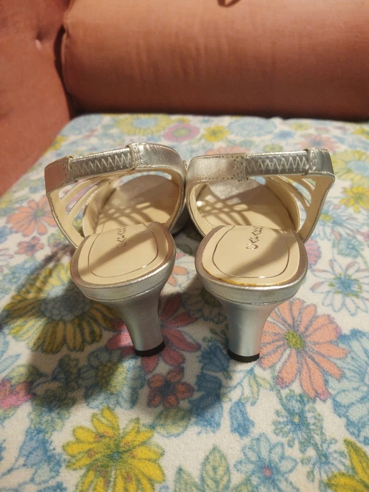 Zapatos de salón Caparros 2" de tacón para mujer plateados con pedrería talla 9,5 Foto 2 de 4