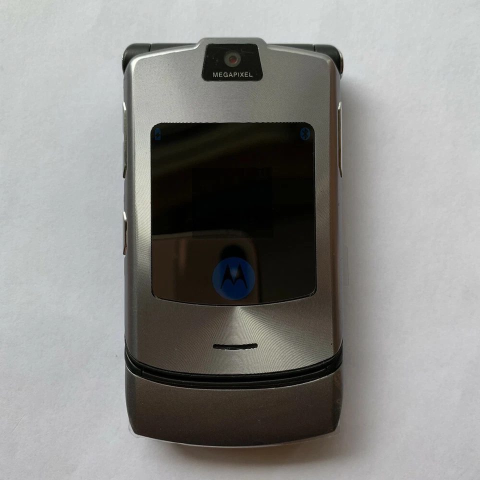 Unlocked Motorola RAZR V3i GSM 1.23 MP Camera Flip Bluetooth MP3 Mobile Phone - Image 4 of 4