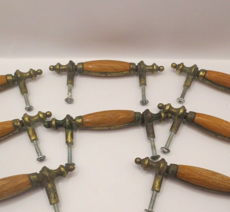 Tiradores de cajón de madera y latón reciclados rescatados de colección - manijas de gabinete de roble y metal Foto 2 de 4