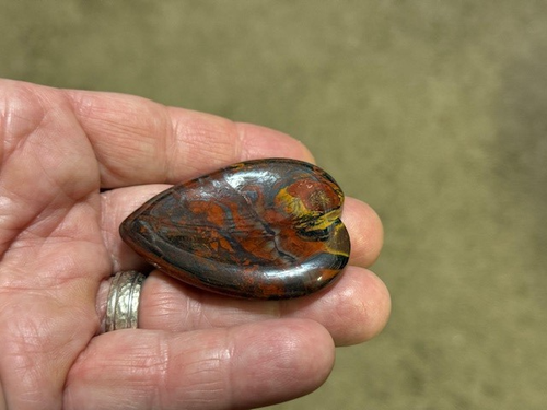 MAGNIFICENT COLORS! HEART SHAPED WORRY STONE MADE FROM TIGER IRON !!! - Picture 8 of 16