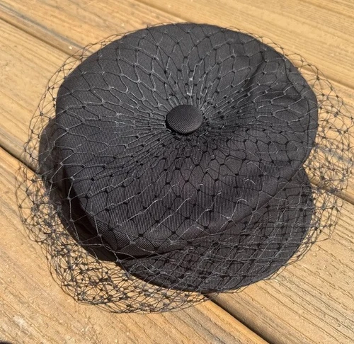 Chapeau béret Christian Dior Arty avec voile noir 58