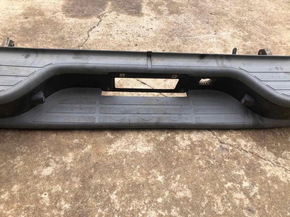 2001 - 2006 Chevrolet Tahoe Sport Utility conjunto de para-choque traseiro pintado OEM - Imagem 4 de 4