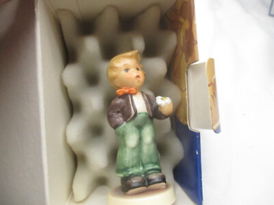 M. J. Hummel Figur Hum 2077/B - #1525 Für dich gepflückt - A Flower for you