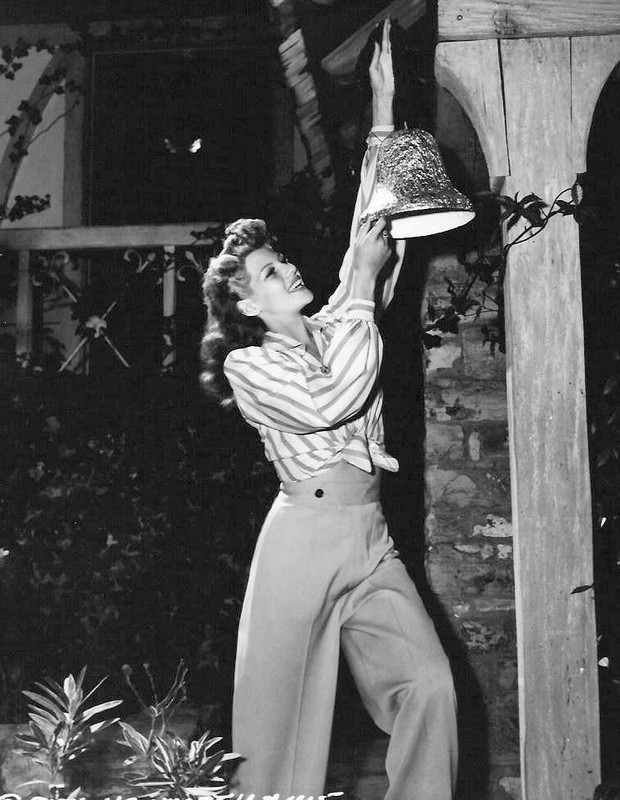 RITA HAYWORTH 8x10 Photo Decorates Her Home For Christmas