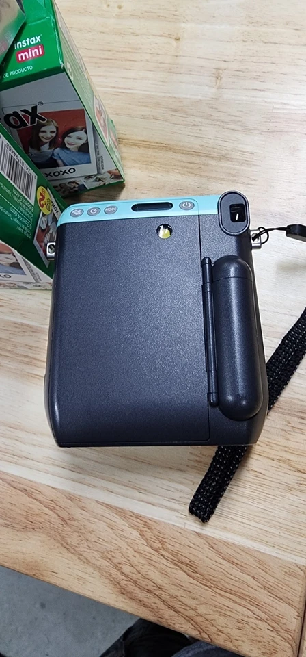 Cámara fotográfica instantánea Fujifilm Instax Mini 70 VERDE COMO NUEVA con batería y 50 fotos Foto 2 de 2