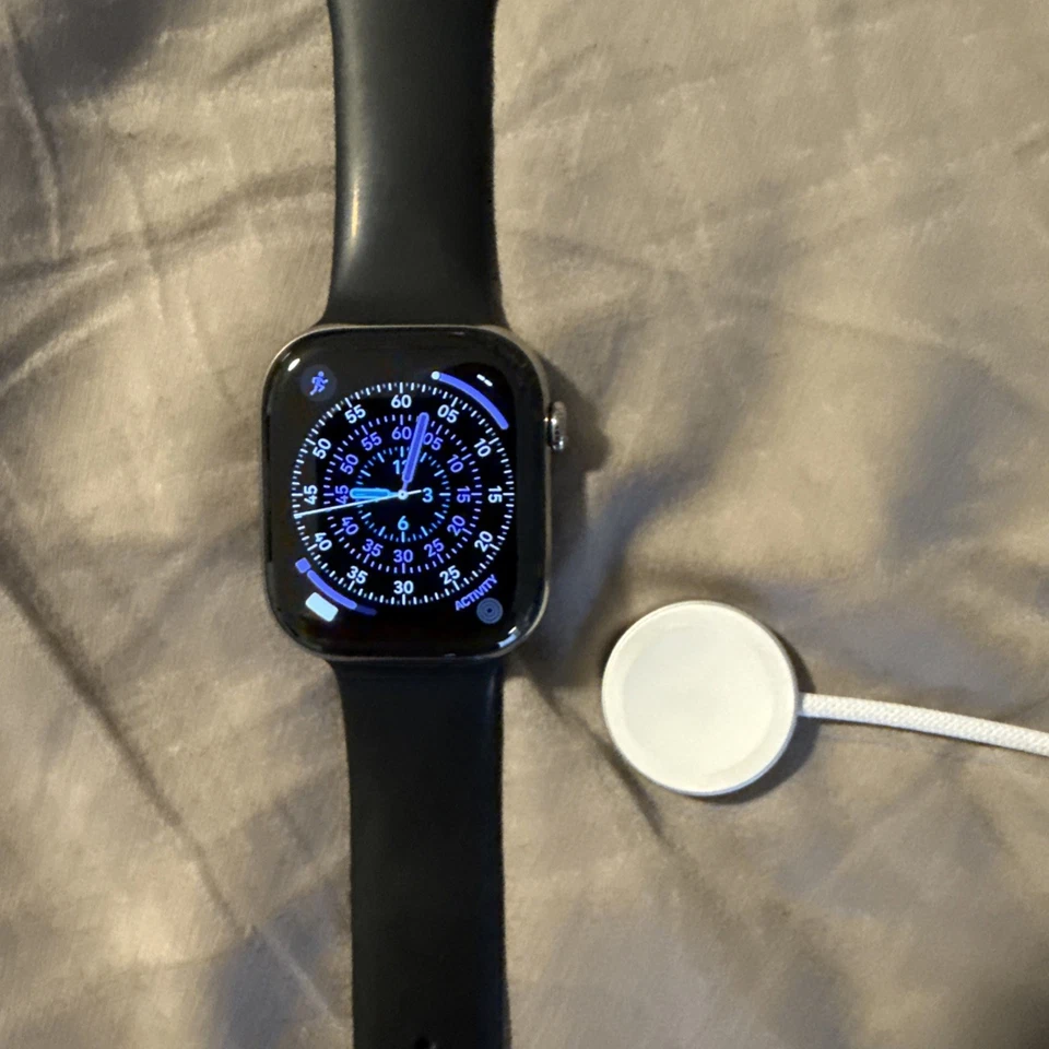 Apple Watch Series 10 46mm estojo de titânio natural, GPS LTE, pulseira esportiva preta, M/L - Imagem 3 de 4