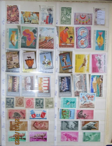 LOT STAMPS WORLDWIDE  MNH**  (L50359)