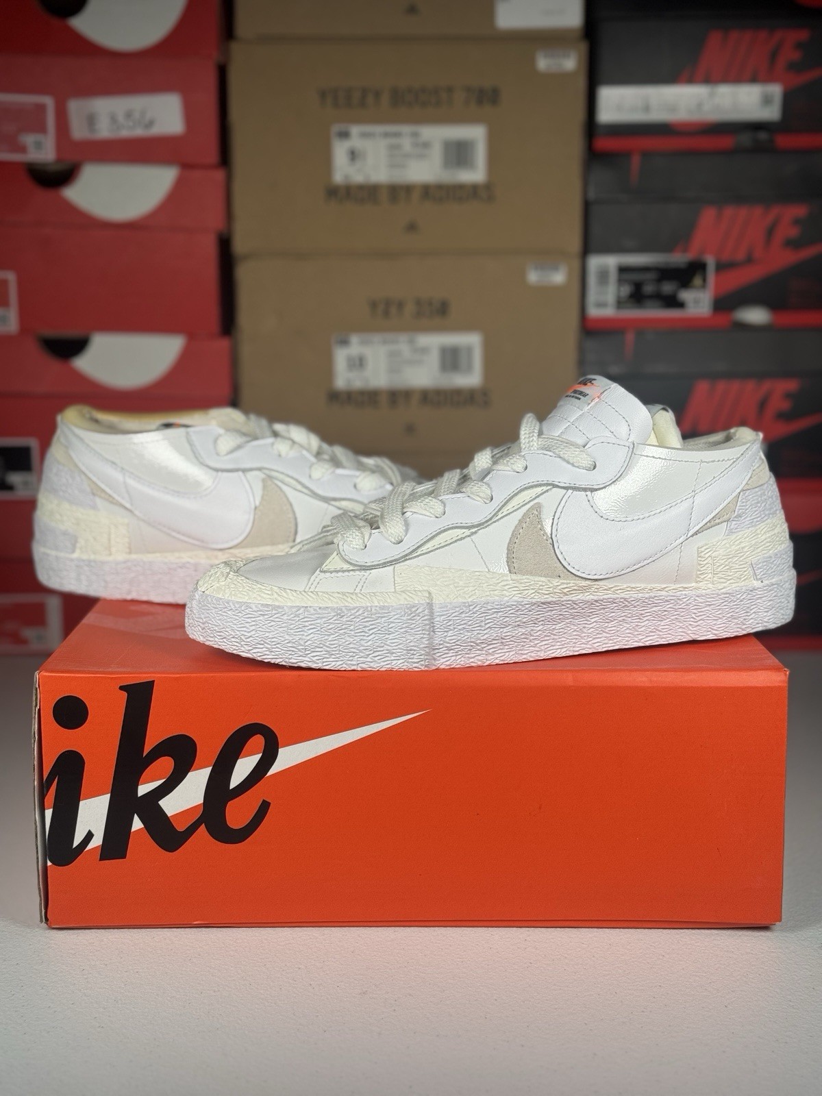 Taglia 9 5M Blazer Sacai x Nike Basso Bianco Brevetto Nuovo Spedizione Stesso Giorno